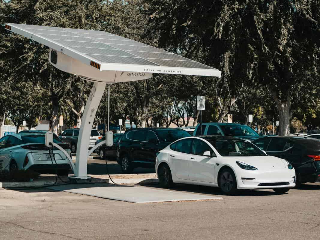 La recharge électrique avec des panneaux solaires